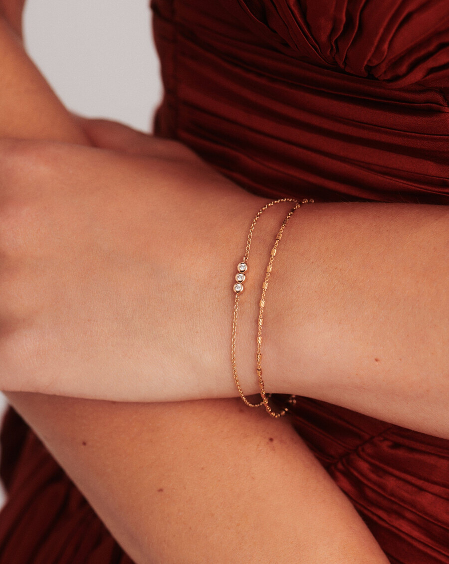 pulsera de tres solitarios de diamantes finos - oro