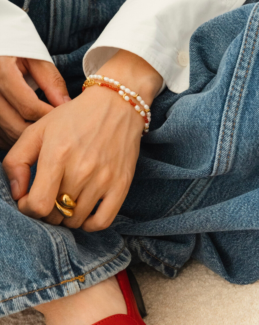 pulsera de perlas savi seed - cuarzo rojo y perla
