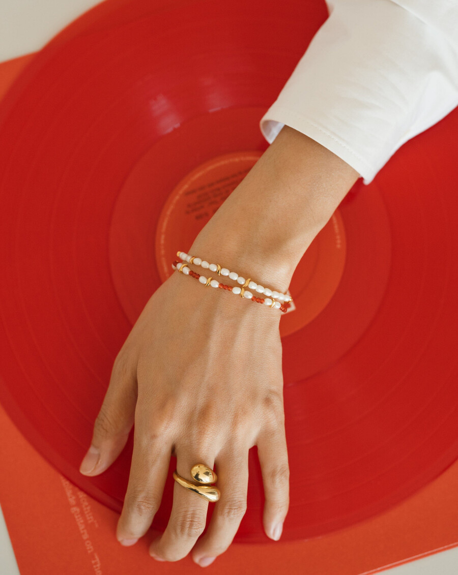 pulsera de perlas savi seed - cuarzo rojo y perla
