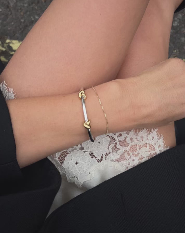 brazalete con bisagra de nudo lucy williams - oro y plata