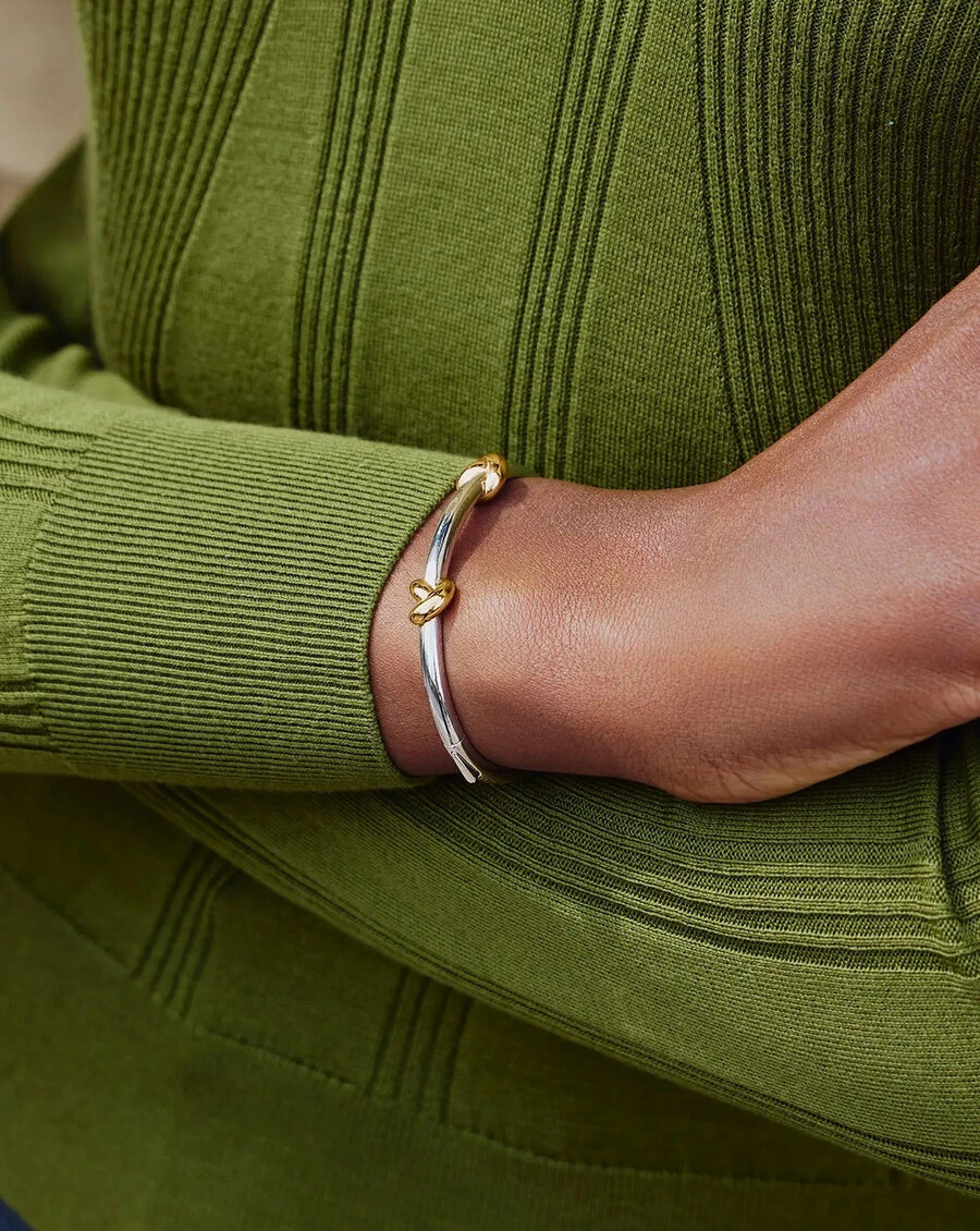 brazalete con bisagra de nudo lucy williams - oro y plata