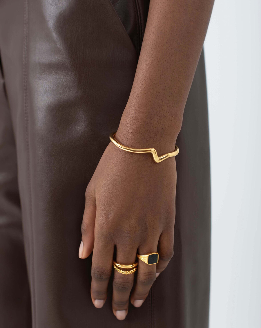 pulsera de oro con ondas fundidas