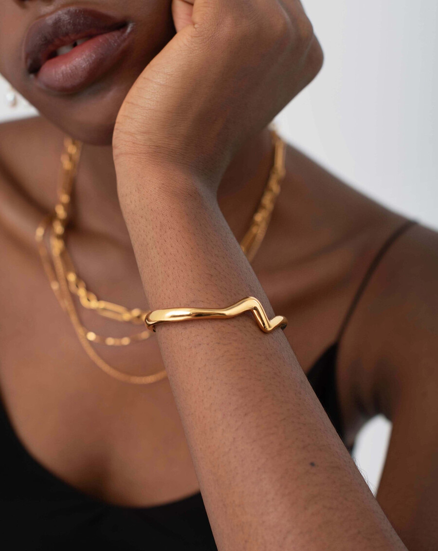pulsera de oro con ondas fundidas