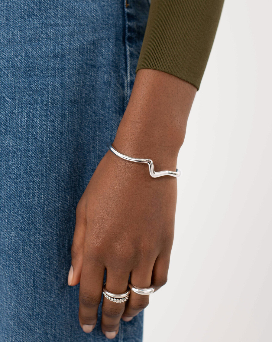 pulsera de plata con ondas fundidas