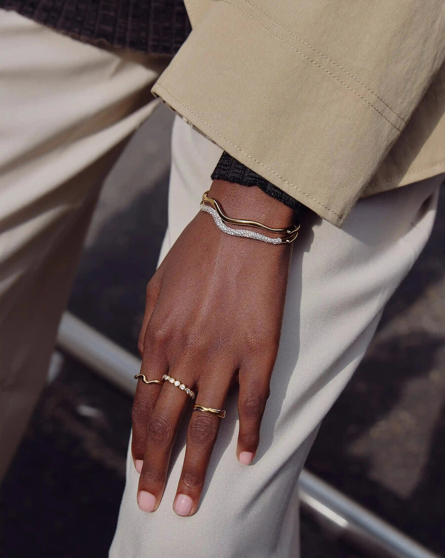 brazalete con bisagras de ondas de nieve fundida - oro