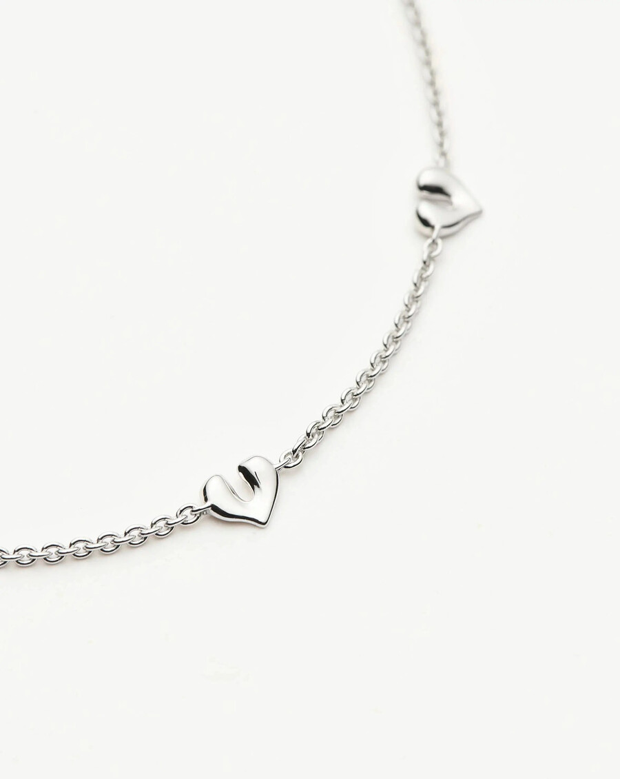 pulsera con mini dijes de corazón fundido