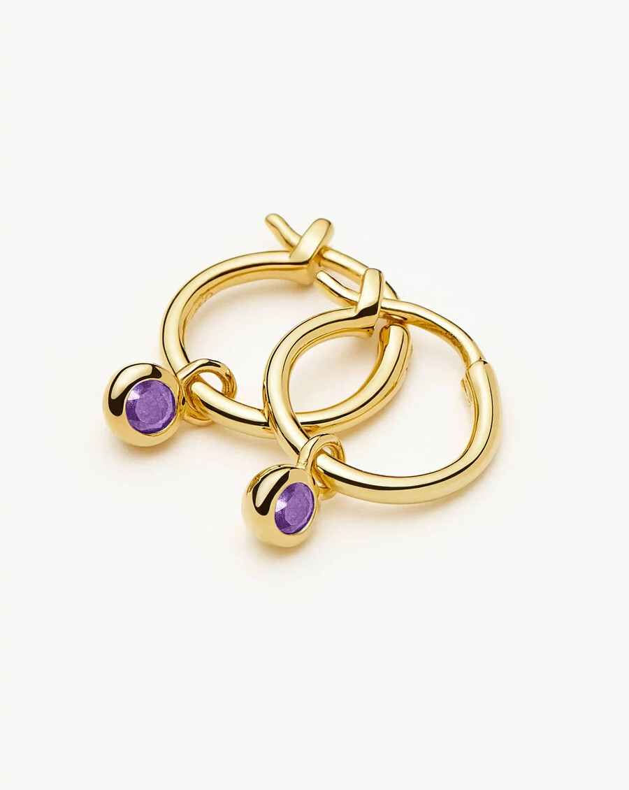 mini aretes de aro dorados con dije de piedra natal de febrero amatista
