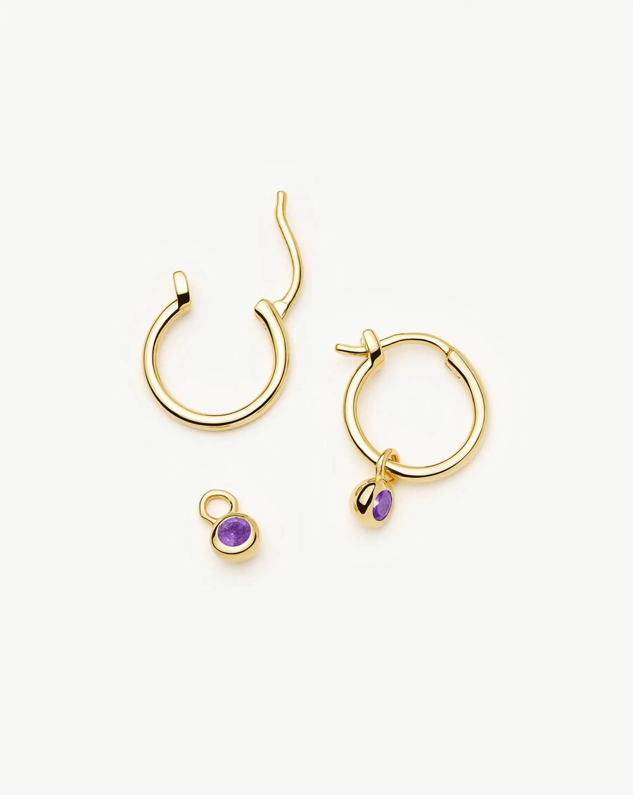mini aretes de aro dorados con dije de piedra natal de febrero amatista