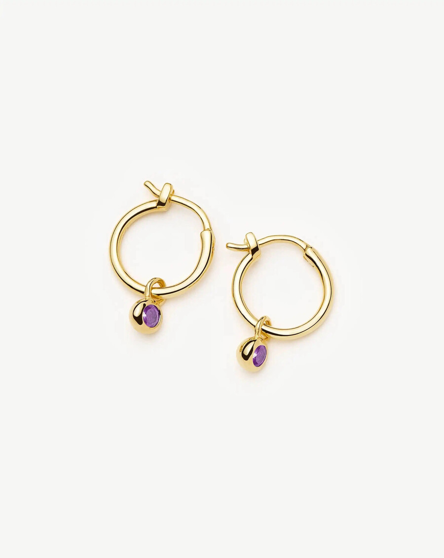 mini aretes de aro dorados con dije de piedra natal de febrero amatista