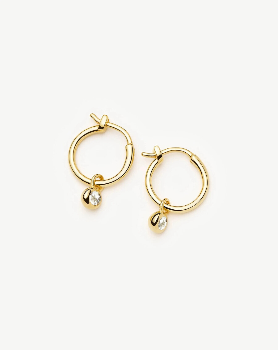 mini aretes de aro dorados con dije de piedra natal de abril - cristal