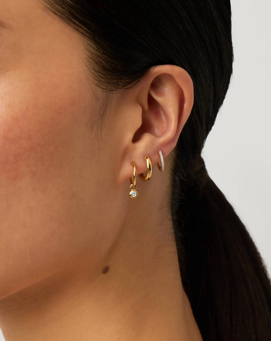 mini aretes de aro dorados con dije de piedra natal de abril - cristal