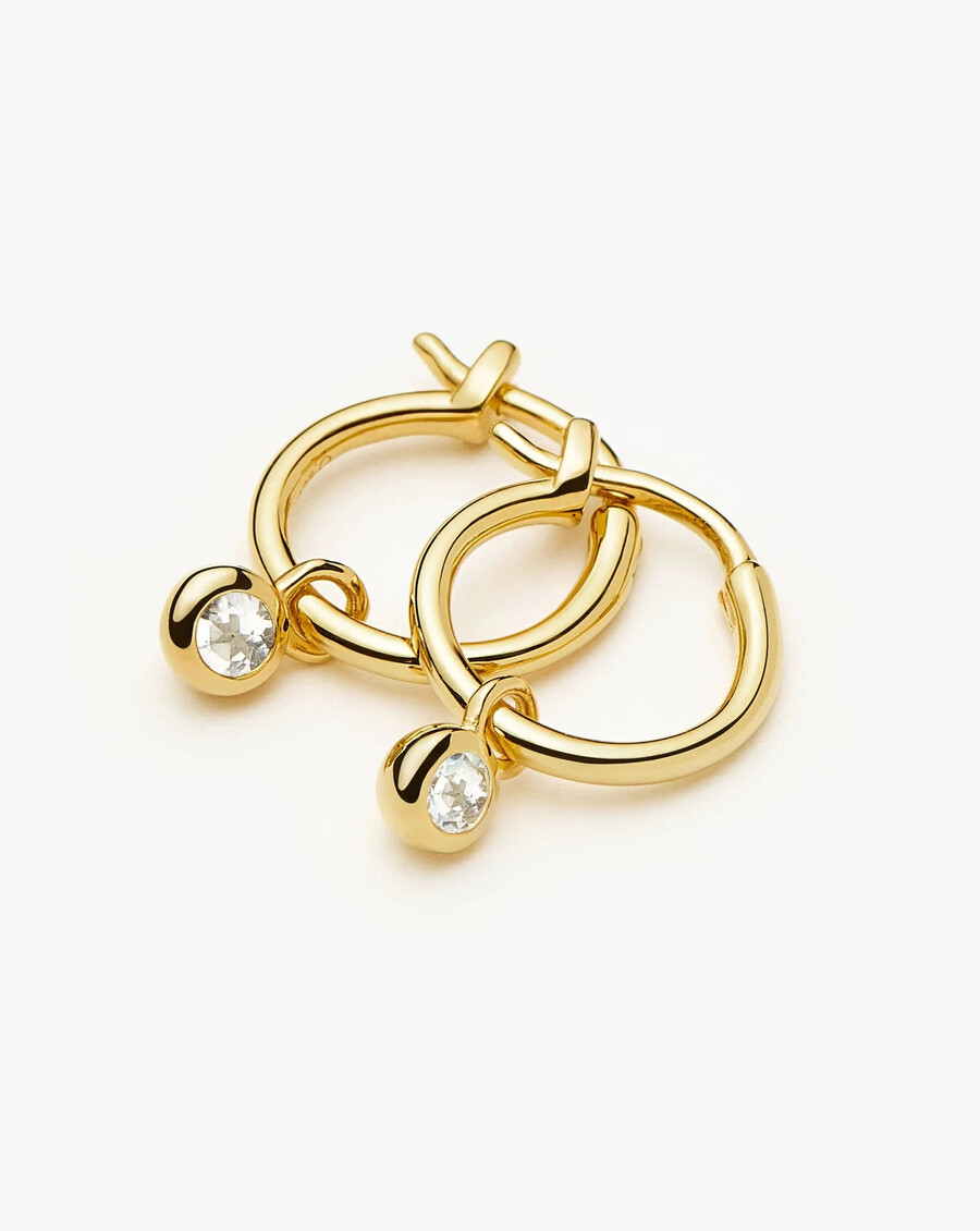 mini aretes de aro dorados con dije de piedra natal de abril - cristal