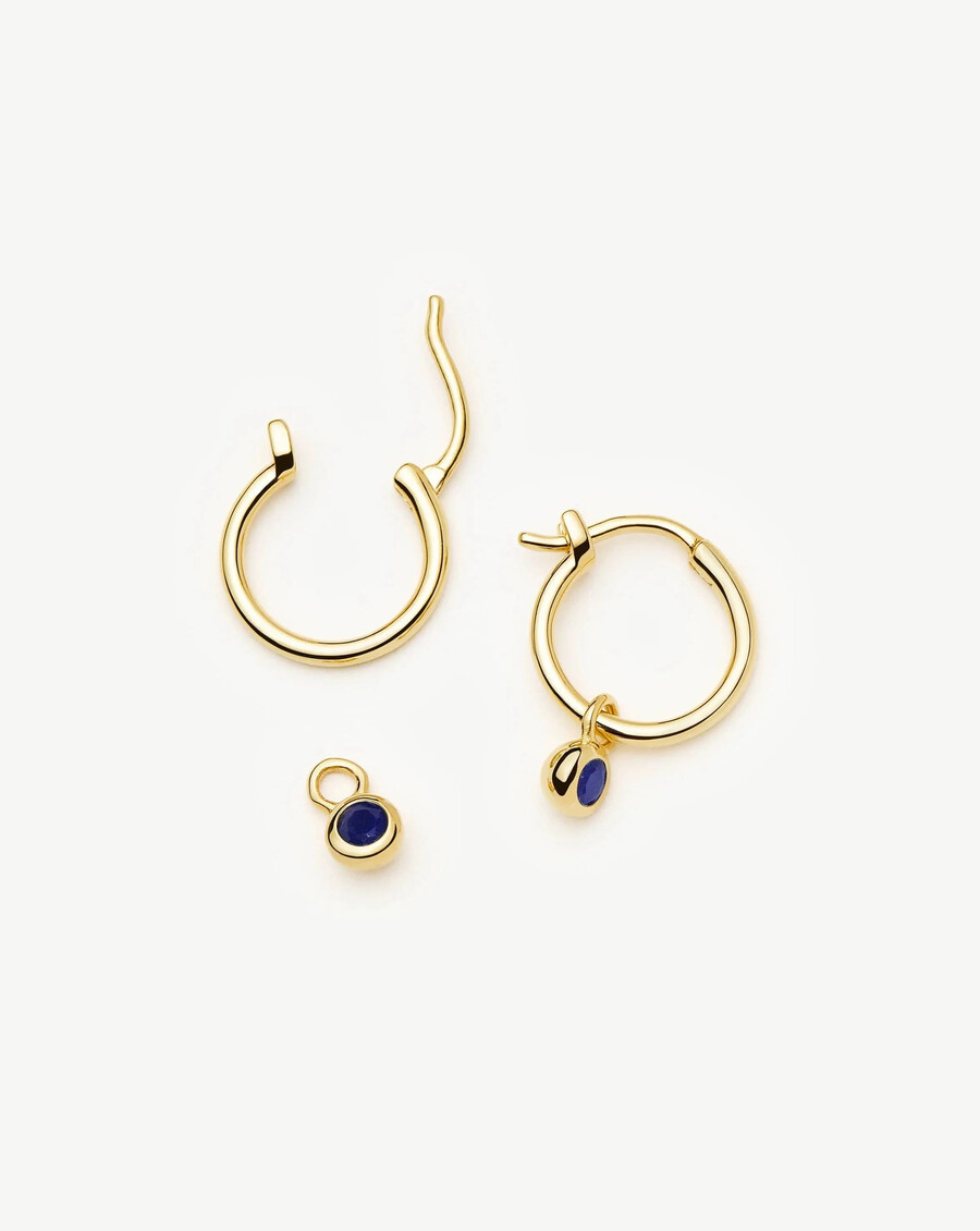 mini aretes de aro dorados con dije de piedra natal de septiembre lapislázuli