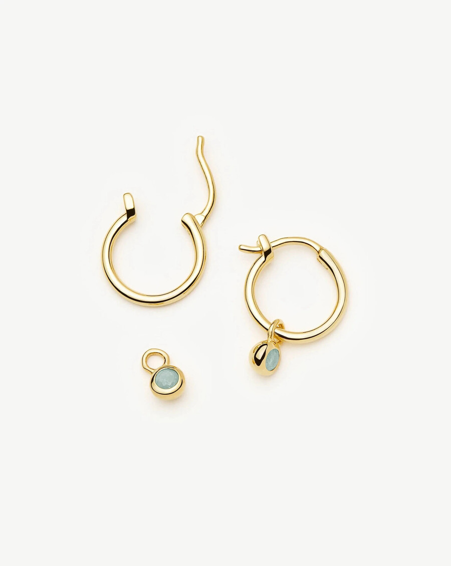 pendientes de aro dorados con mini charm de piedra natal de marzo - aguamarina