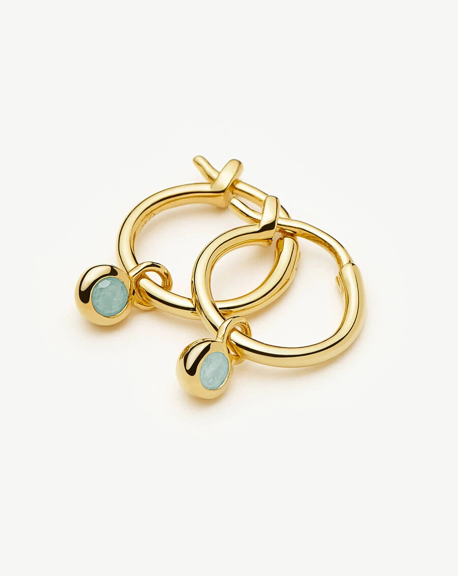 pendientes de aro dorados con mini charm de piedra natal de marzo - aguamarina