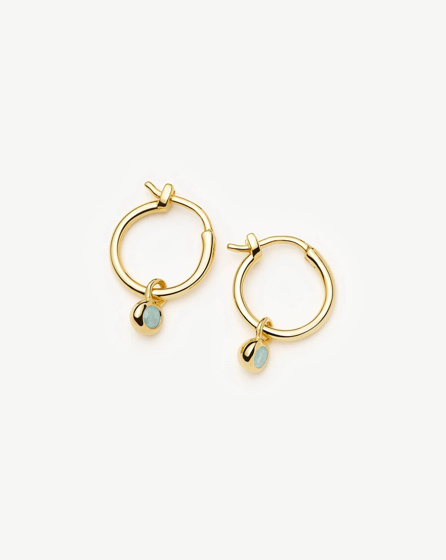 pendientes de aro dorados con mini charm de piedra natal de marzo - aguamarina