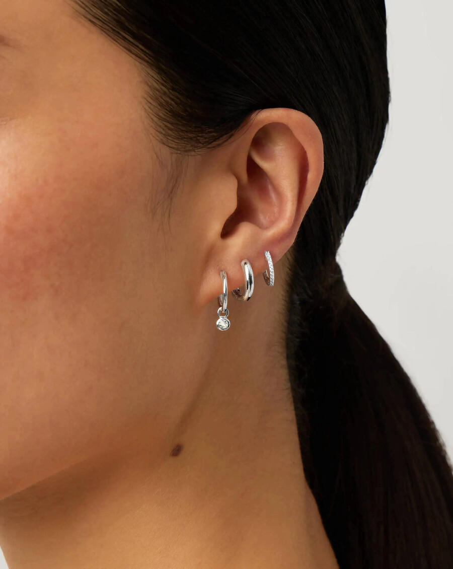 mini aretes de aro de plata con dije de piedra natal de abril - cristal