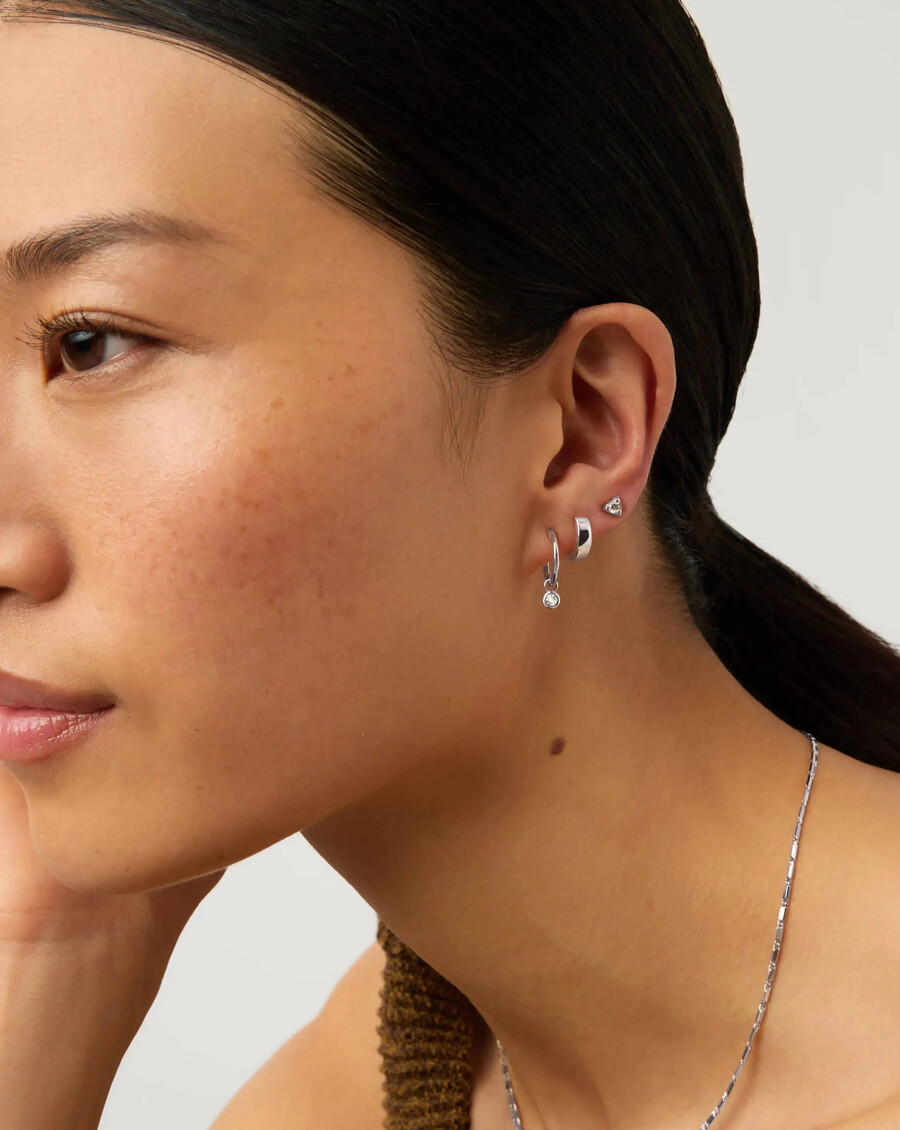 mini aretes de aro de plata con dije de piedra natal de abril - cristal