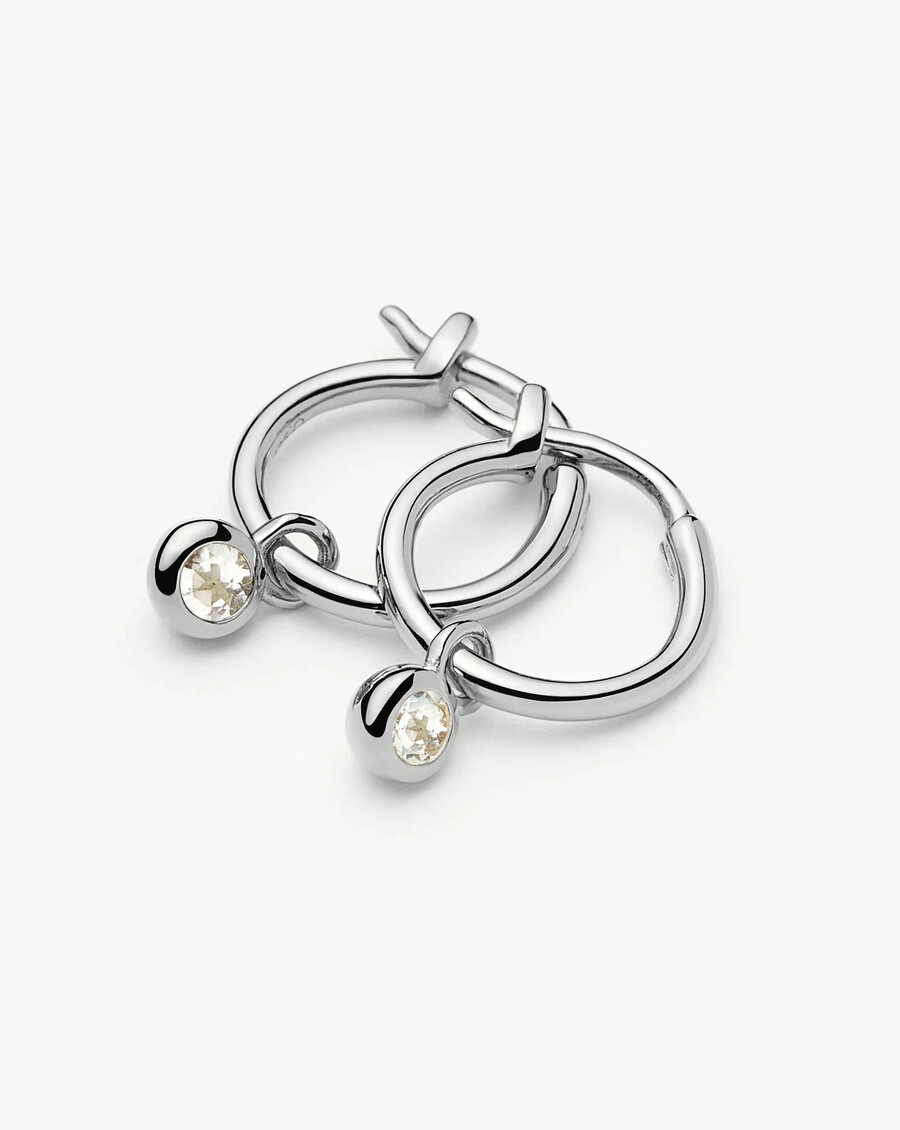 mini aretes de aro de plata con dije de piedra natal de abril - cristal