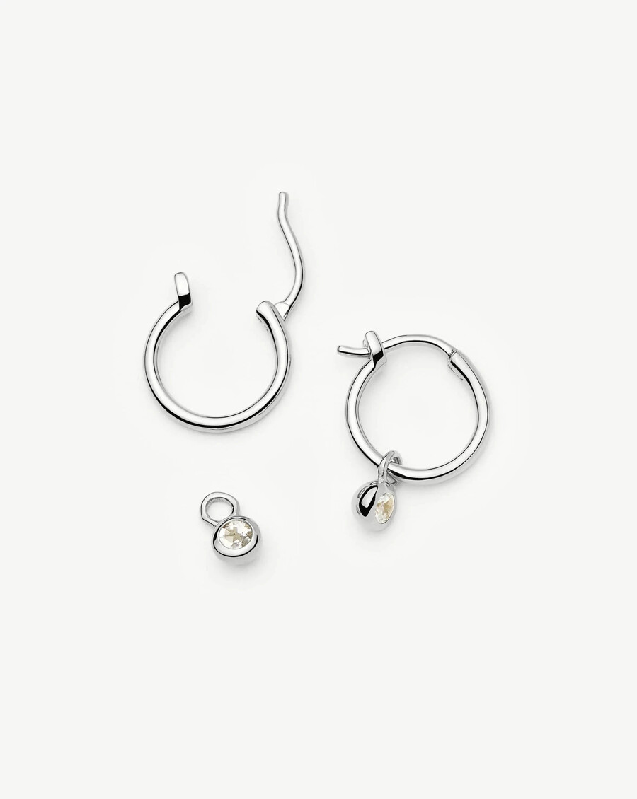 mini aretes de aro de plata con dije de piedra natal de abril - cristal