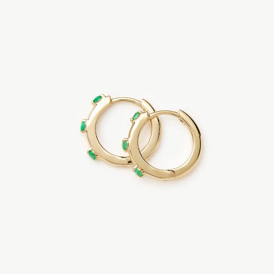 pendientes huggies con tachuelas de esmeralda fina