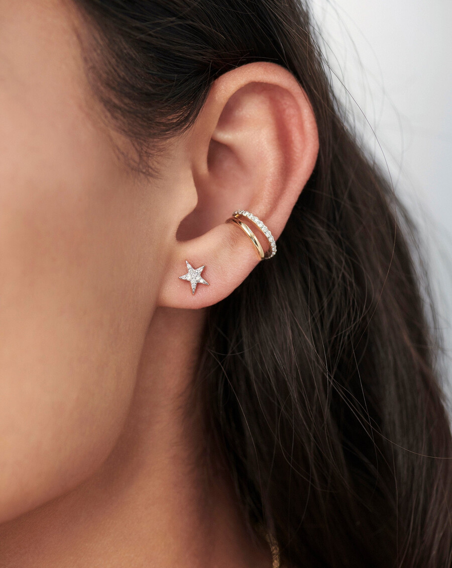 aretes pequeños con forma de estrella y diamantes en oro macizo de 14 k
