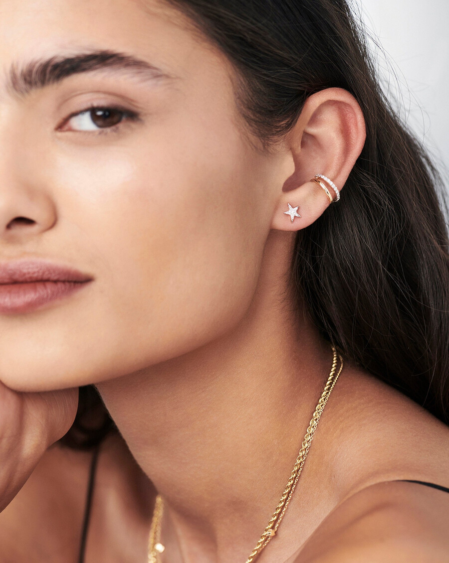 aretes pequeños con forma de estrella y diamantes en oro macizo de 14 k