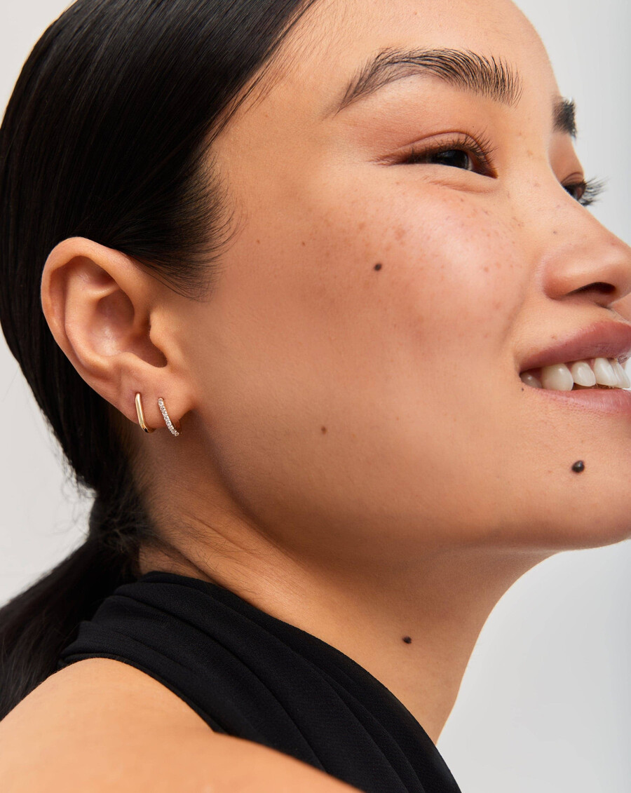 mini aretes de aro ovalados con diamantes en oro macizo de 14 k