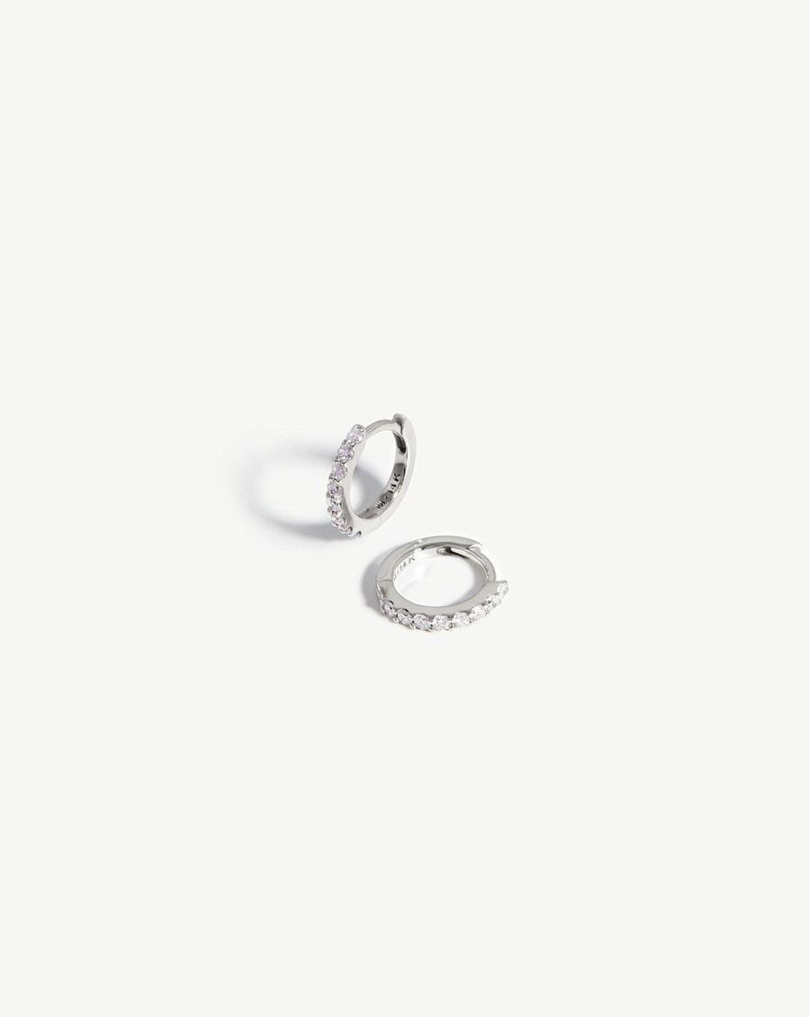 pendientes huggie clásicos de diamantes - oro blanco de 14 kdiamantes