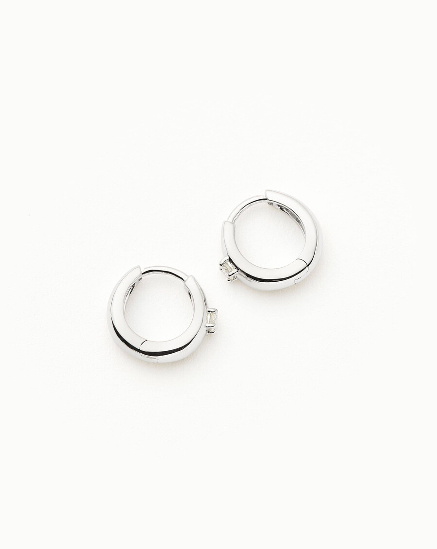 pendientes huggies con cúpula de un solo diamante en oro blanco macizo de 14 k