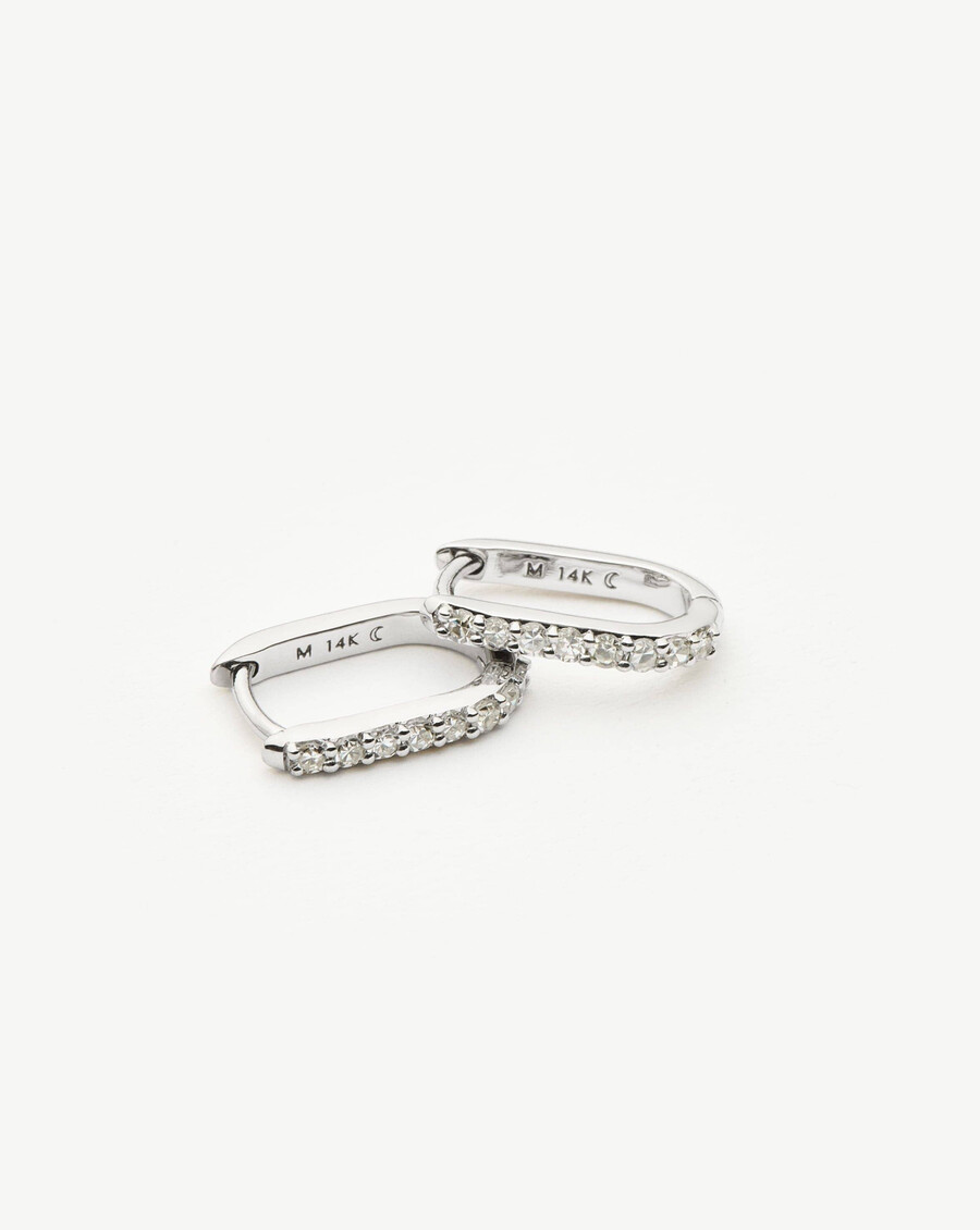 aros mini ovalados con diamantes en oro blanco macizo de 14 k