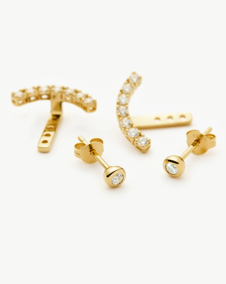 pendientes de botón dorados con diseño de chaqueta de tenis - missoma ee. uu.