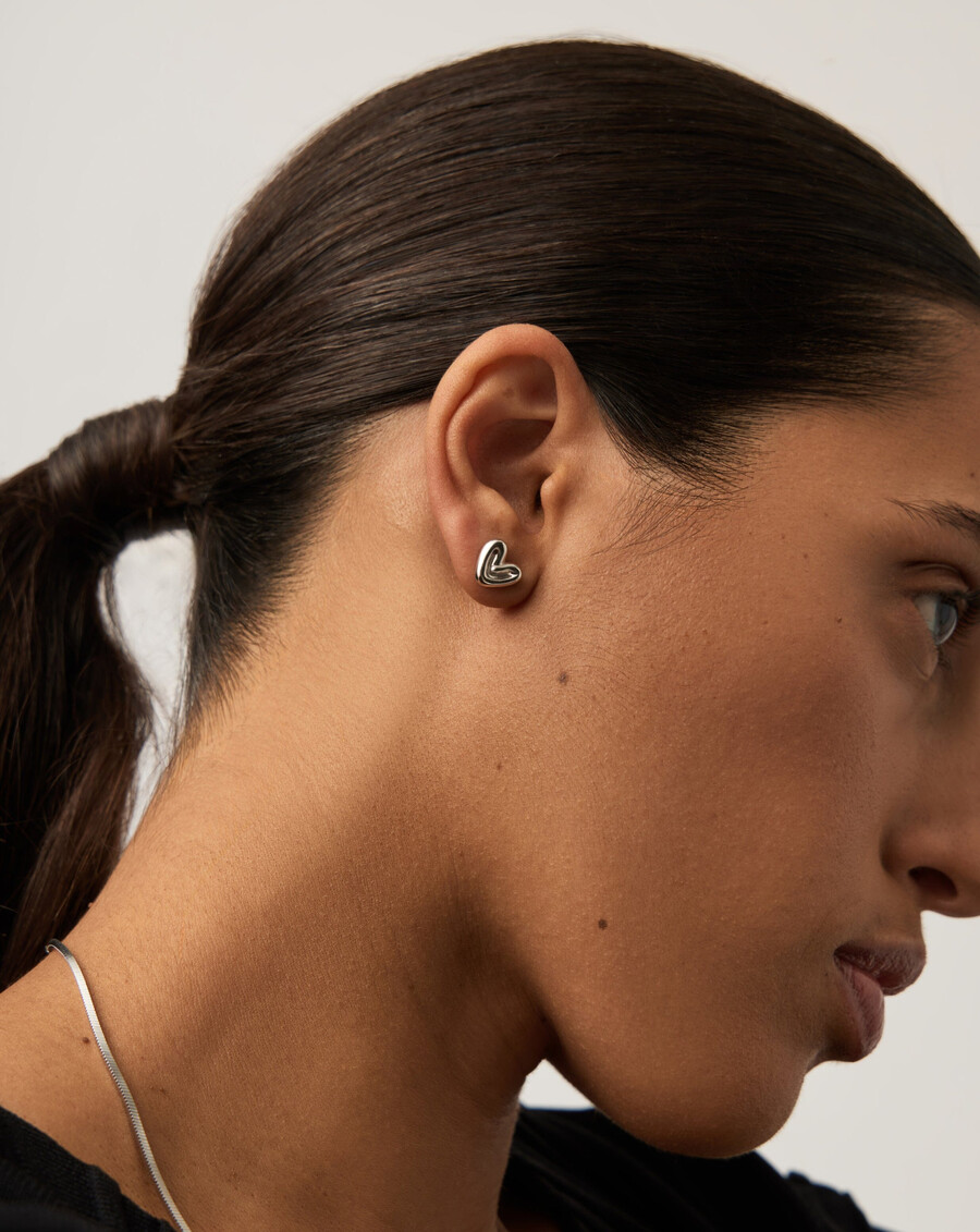 mini aretes de corazón hinchado