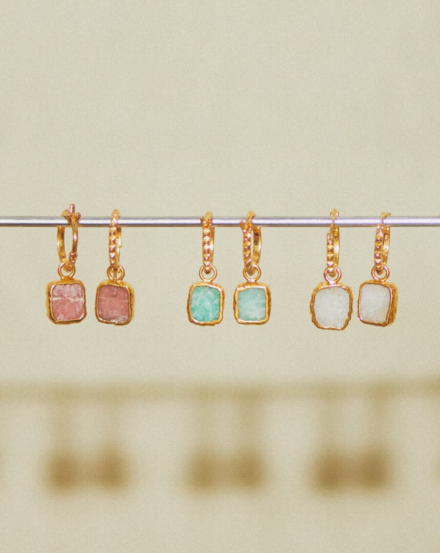 pendientes de aro con dije de pirámide mini
