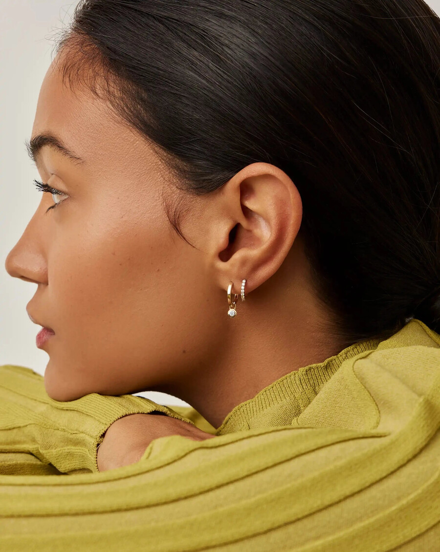 pendientes huggie lucy williams de oro macizo de 14 k con diamantes