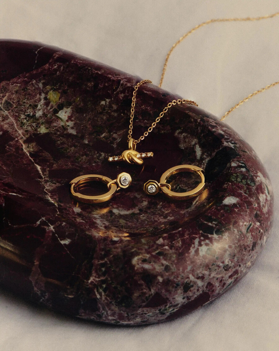 pendientes huggie lucy williams de oro macizo de 14 k con diamantes
