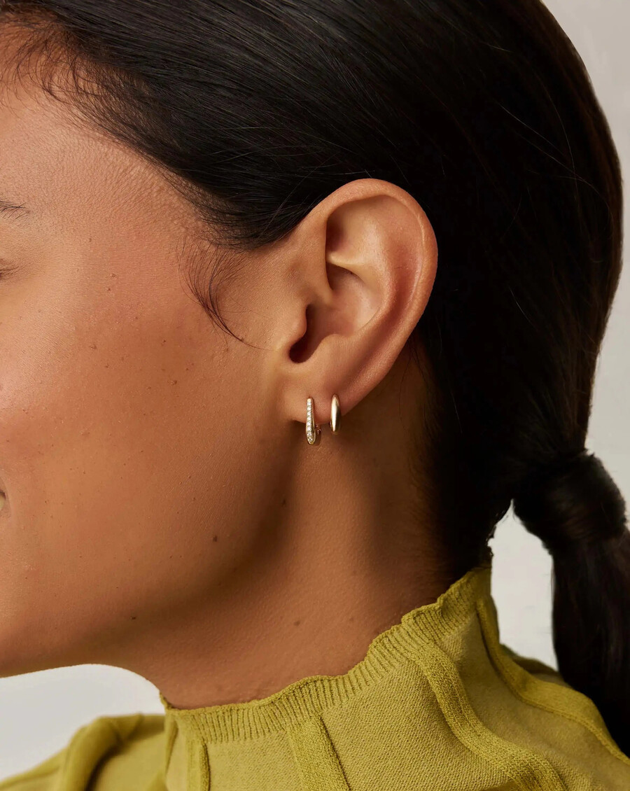 pendientes huggies arco de diamantes en oro macizo de 14 k de lucy williams