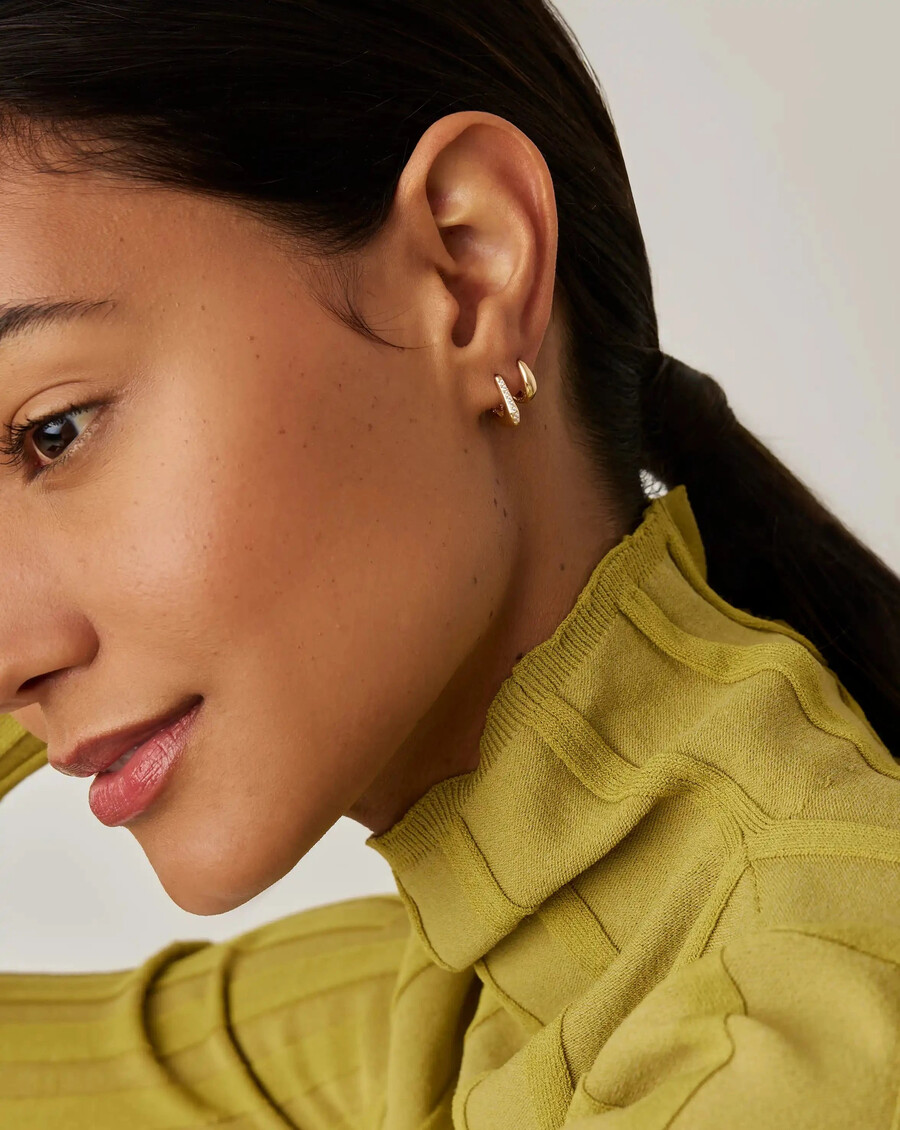 pendientes huggies arco de diamantes en oro macizo de 14 k de lucy williams