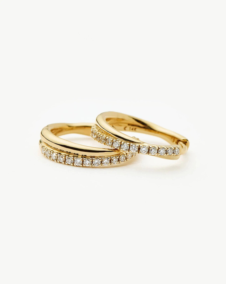 pendientes huggies entrelazados de diamantes de lucy williams en oro macizo de 14 k