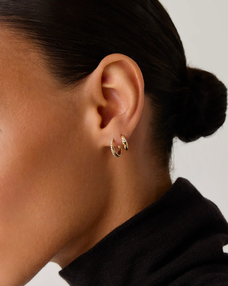 pendientes huggies entrelazados de diamantes de lucy williams en oro macizo de 14 k