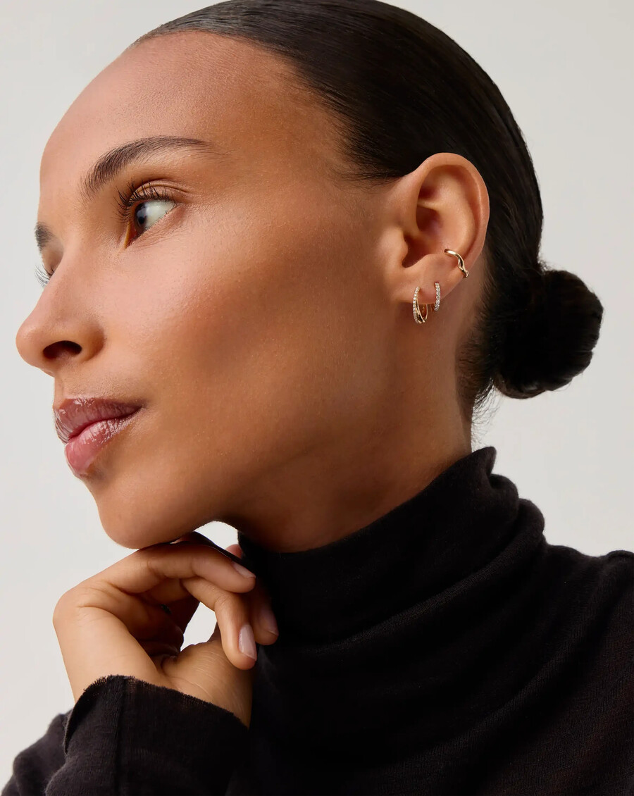 pendientes huggies entrelazados de diamantes de lucy williams en oro macizo de 14 k