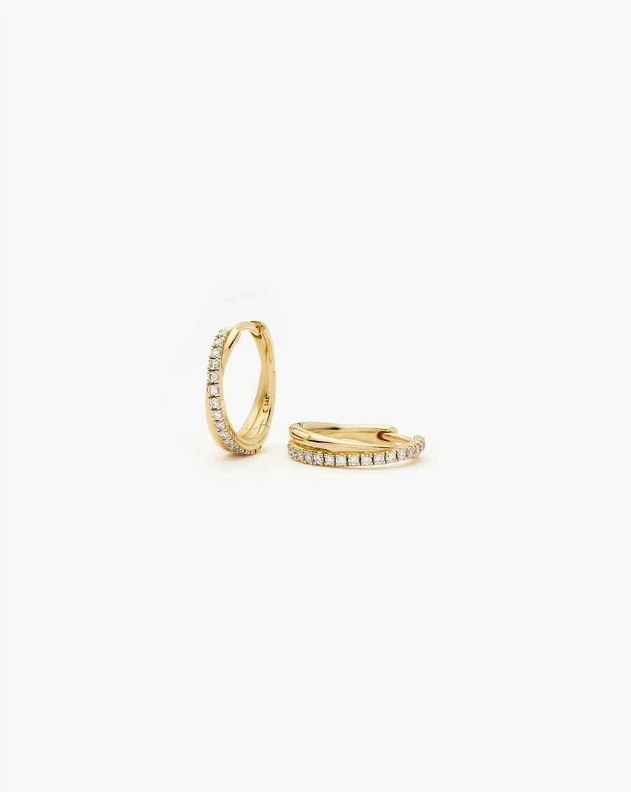 pendientes huggies entrelazados de diamantes de lucy williams en oro macizo de 14 k
