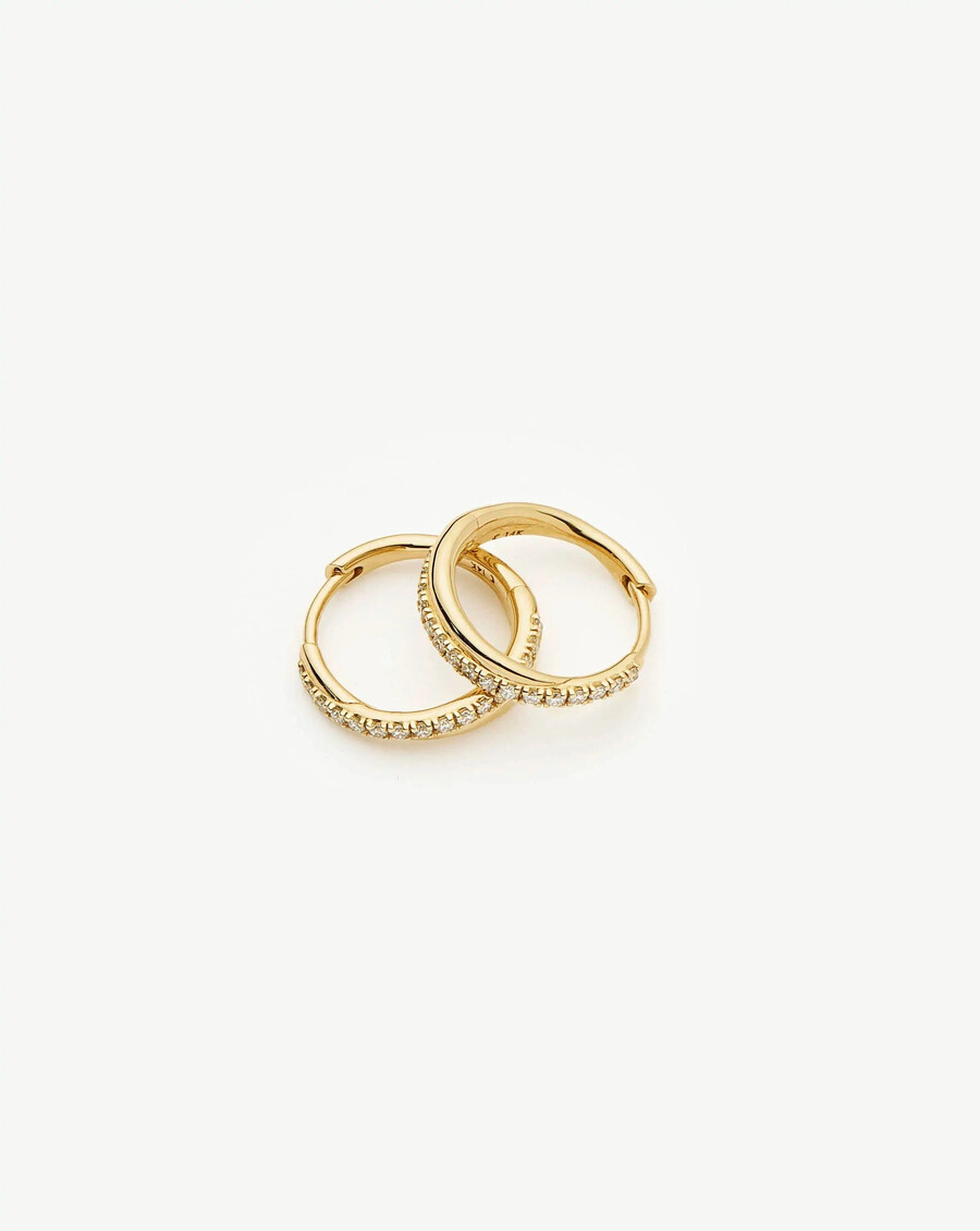 pendientes huggies entrelazados de diamantes de lucy williams en oro macizo de 14 k