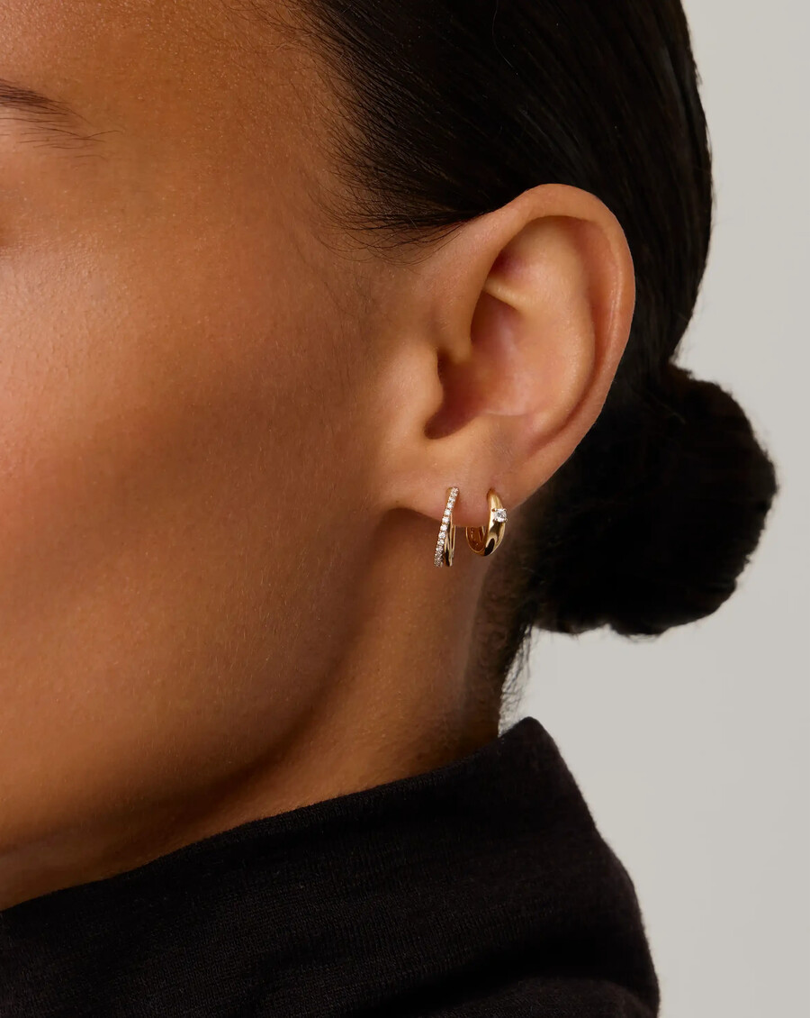pendientes huggies entrelazados de diamantes de lucy williams en oro macizo de 14 k