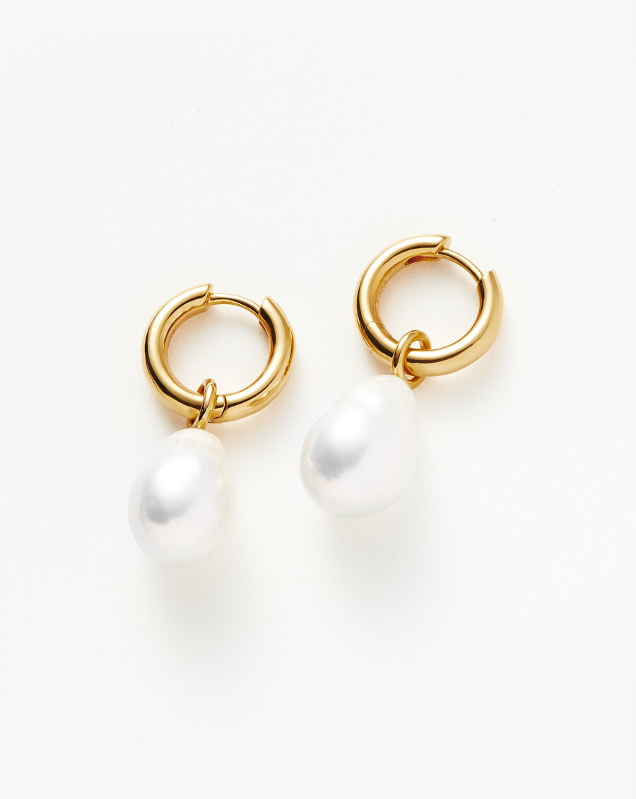 mini pendientes de aro dorados con túnel de perlas barrocas