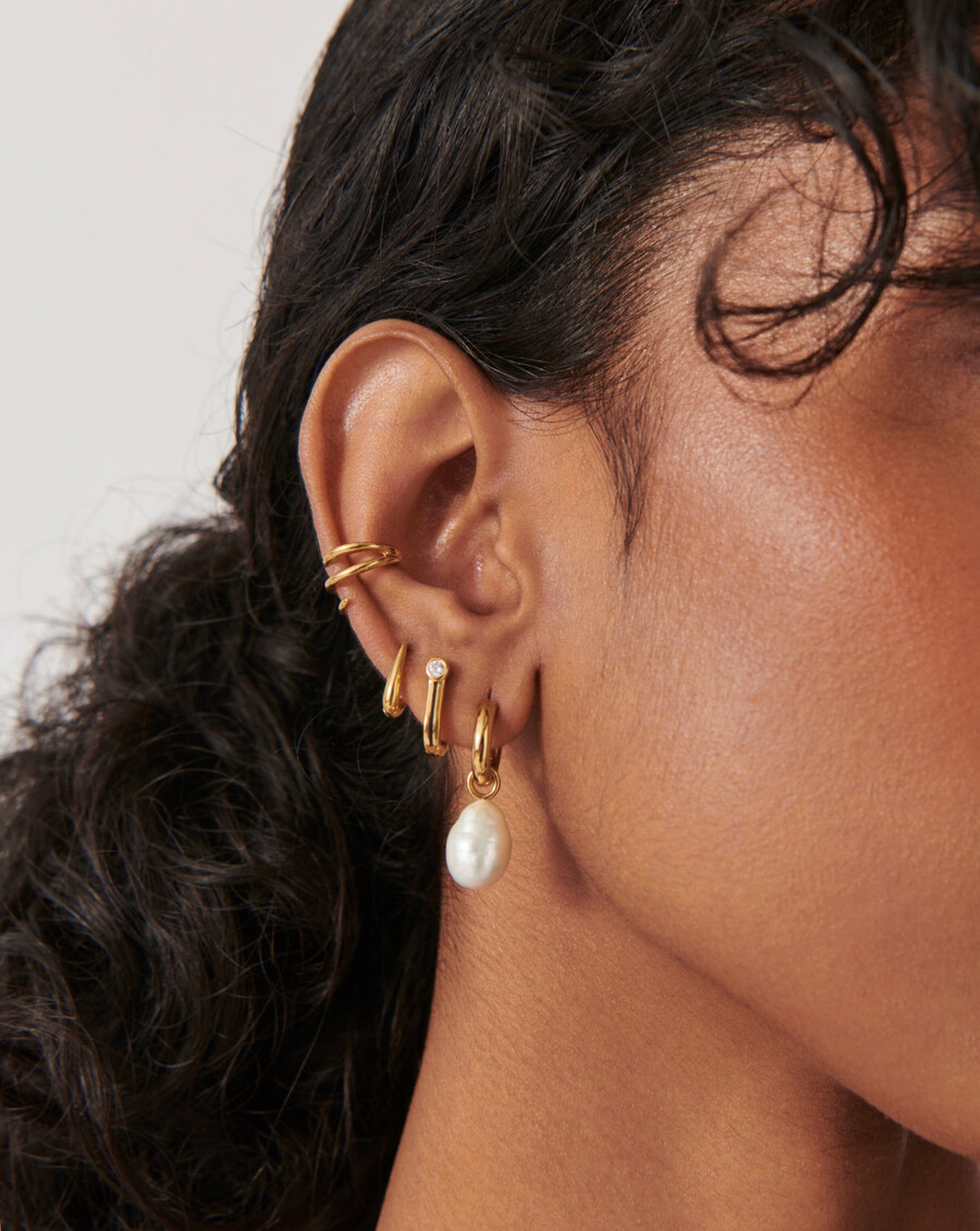 mini pendientes de aro dorados con túnel de perlas barrocas