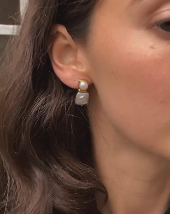 pendientes pequeños de perla cuadrada dorada
