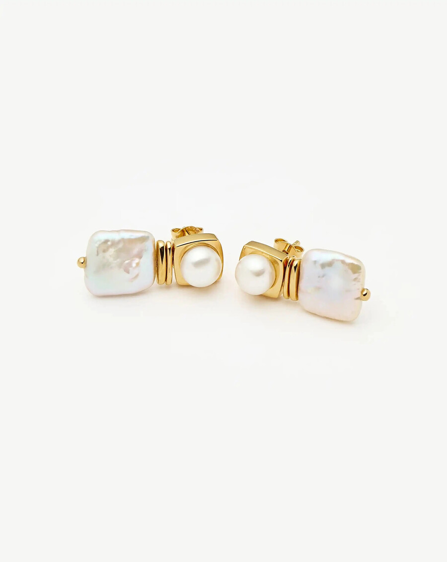 pendientes pequeños de perla cuadrada dorada