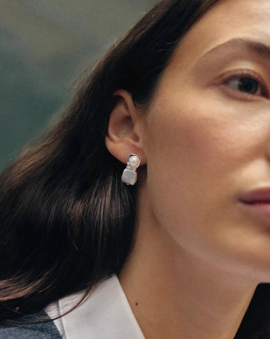 pendientes pequeños de perla cuadrada de plata