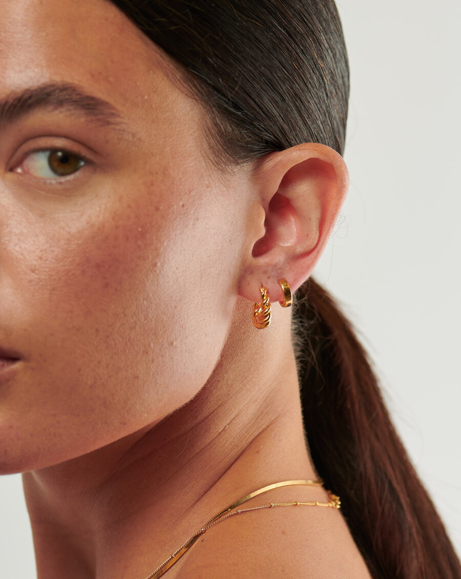 juego de aretes twisted chubby huggies - oro vermeil de 18 k